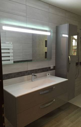 Meuble double vasque suspendu avec miroir LED intégré dans une salle de bain rénovée au Pradet