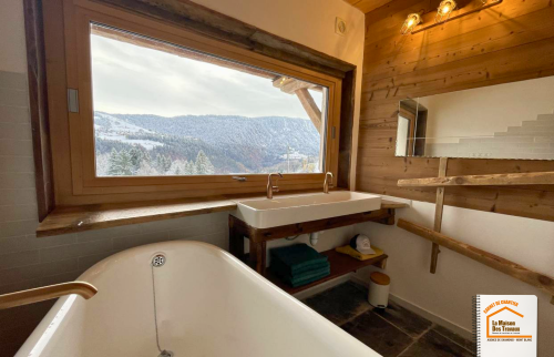 salle de bain chalet ancien, rénovation bâtisse agricole, baignoire vintage montagne, bois de récupération chalet, rénovation maison de caractère, la maison des travaux sallanches, courtier en travaux sallanches