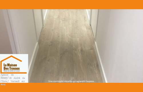 Revêtement continu qui agrandit visuellement l’espace.