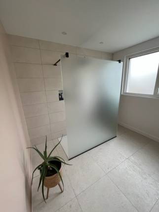 Douche de plain-pied à double entrée dans une salle de bain rénovée - Nantes 44