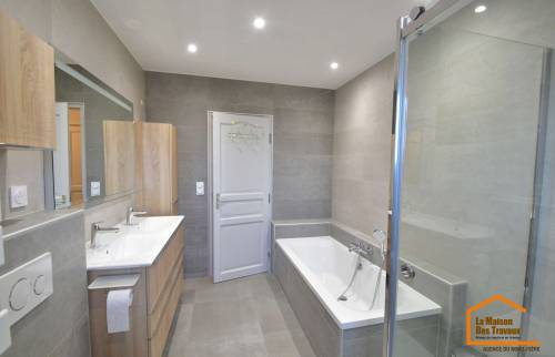 Rénovation moderne d’une salle de bain à Saint-Savin (33920)