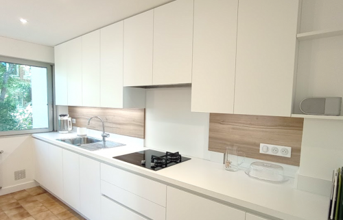 Façades et plan de travail en blanc brillant