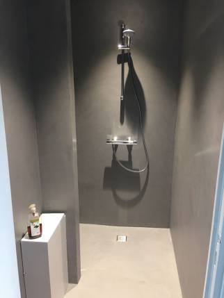 Construction d'une douche de piscine