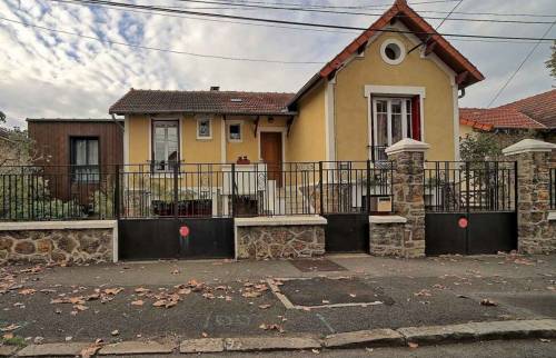 Vue d'ensemble de l'extension en bois sur pilotis