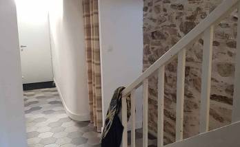 couloir rénové mur de pierres apparentes