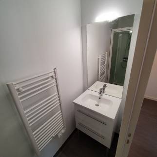 Meuble vasque dans la salle de bain du premier studio
