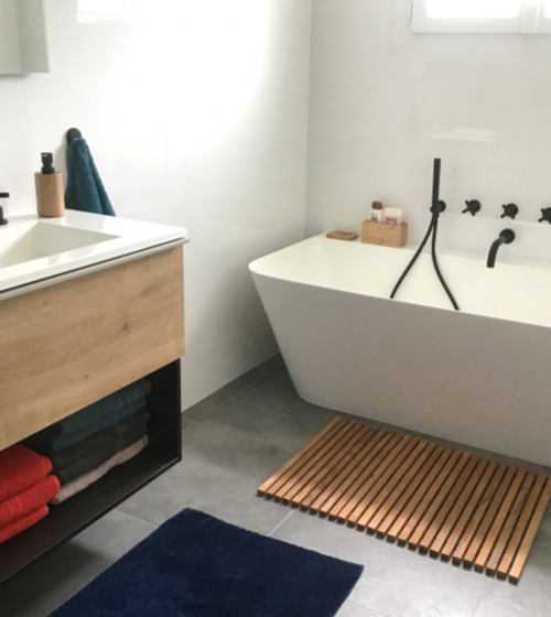 Elégante salle de bain avec baignoire