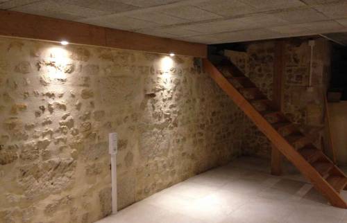 Escalier meunier pour accéder à la cave à Saintes