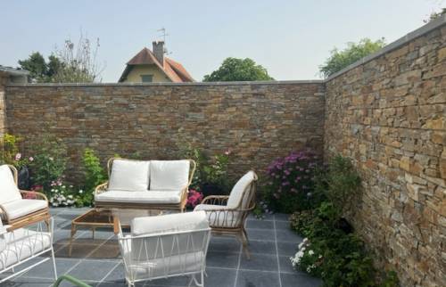 mur en parpaing avec parement pierre à St Gatien des Bois