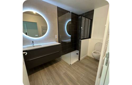 Salle de bain avec une douche à l'italienne et une baignoire 