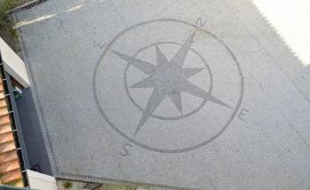 sortie de garage en pavés avec motifs rosace avec points cardinaux à Eragny-sur-Oise (95610)