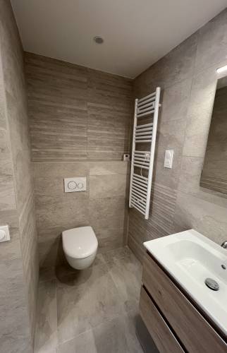 Coin WC dans la salle de bain