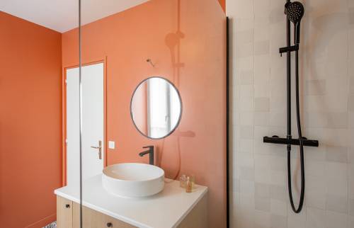 Design sophistiqué avec un miroir ovale à Paris 8e