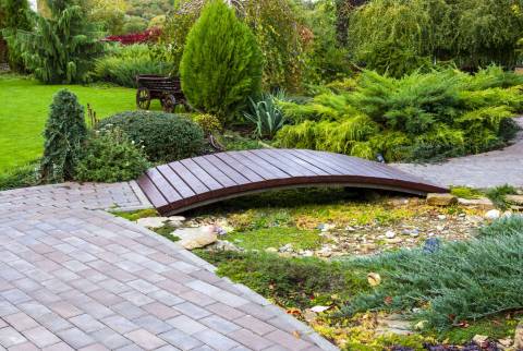 installer un pont de jardin - La Maison Des Travaux