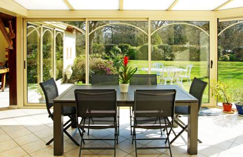 Véranda avec belle table à manger 