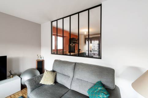 Projet de cuisine gris anthracite et Orange avec verrière, Lyon quai de Saone : vue de la verrière côté salon