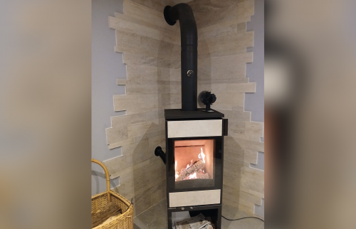Poêle à bois avec travertin