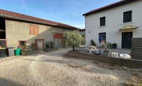 Vue du bâti existant avant transformation : maison et grange séparées avant le début des travaux