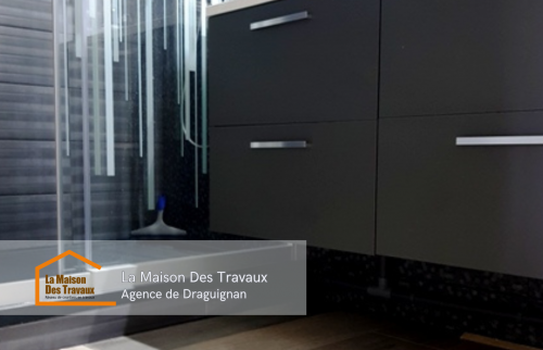 Sol en carrelage imitation bois pour un look chaleureux et naturel, parfait pour compléter cette salle de bain contemporaine.