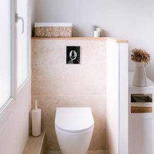 Rénovation maison 80m² Le Bouscat WC suspendu travertin beige et aménagement optimisé par Raphaëlle Baujet