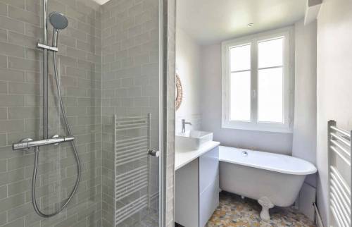 Une baignoire à pied dans cette salle de bain de Paris (75)