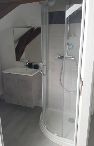 Après travaux : création de la salle d'eau avec cabine de douch et meuble