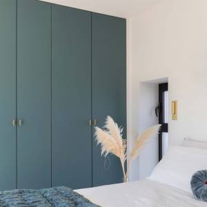 banquette sur-mesure et cloison vitrée en bois dans la maison rénovée à Montrouge – Yanna Williams, architecte du projet Sukeru