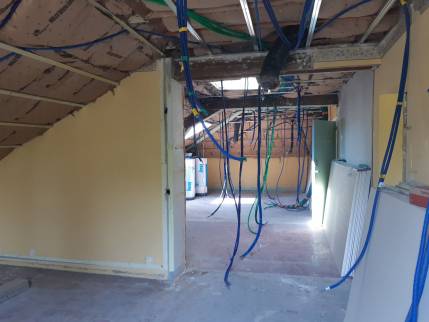  Passage de gaines électriques avant pose d'un faux-plafond dans un appartement - Bourg-en-Bresse 01000