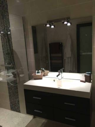 Rénovation de salle de bain avec meuble vasque et miroir - Nangis 77370