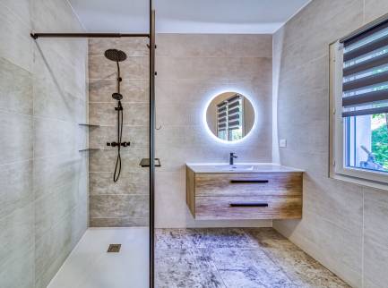 douche avec receveur extra plat et robinetterie noire