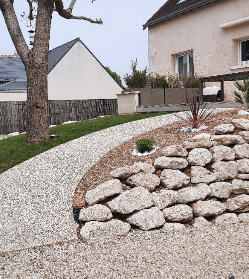 Aménagement d'une jolie allée de jardin en pente