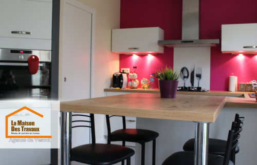 Cette cuisine rénovée allie design contemporain et praticité avec des meubles sur-mesure, un éclairage intégré et des finitions élégantes. Un espace optimisé pour le confort et la convivialité.