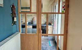 Verrière en bois séparative réalisée sur mesure avec design graphique, maison de ville à Ecully (69130)