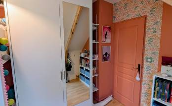 Placard sur-mesure terminé dans la chambre d’une fille à Vern-sur-Seiche par La Maison Des Travaux Bruz