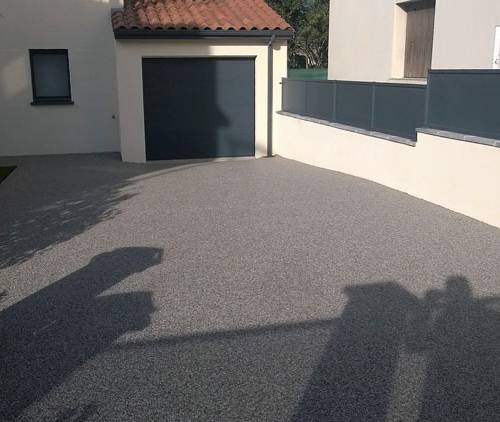 Aménagement d’une cour extérieure carrossable à Vinay : un revêtement drainant propre et durable après