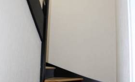 Escalier sur mesure vu d'en bas à Aydat