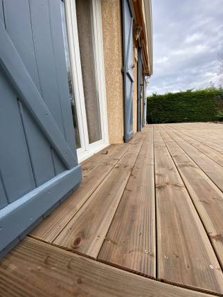 Lames en pin Douglas sur une terrasse en béton rénovée - Montauban 82000