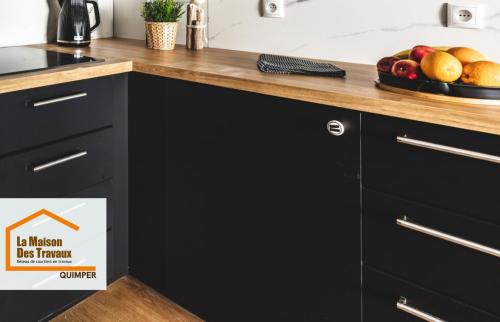 Détail des rangements bas et du plan de travail bois dans une cuisine rénovée autour de Pont-l’Abbé, avec implantation optimisée pour le confort, la fluidité et la praticité.