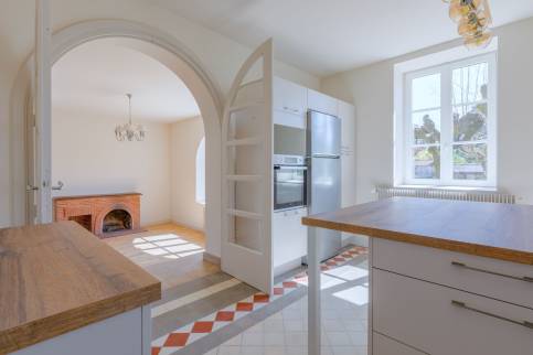 Rénovation et isolation d'une maison de famille située dans l'ouest de Lyon (69450) : cuisine semi ouverte sur le séjour