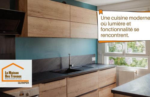 Cuisine moderne en bois et bleu canard, lumineuse et fonctionnelle, conçue après l’ouverture de l’espace de vie.