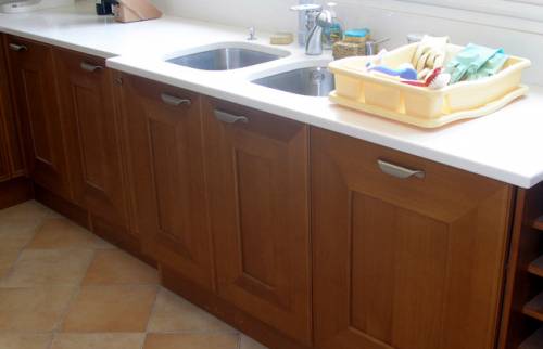 L'évier et ses meubles de rangement