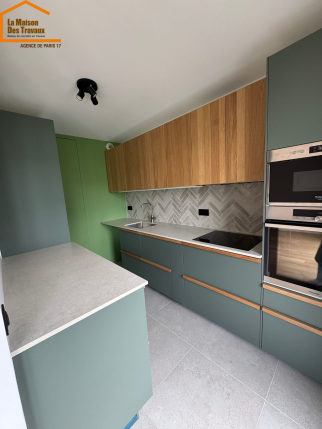 Cuisine moderne vert sauge et bois - Rénovation Paris 19
