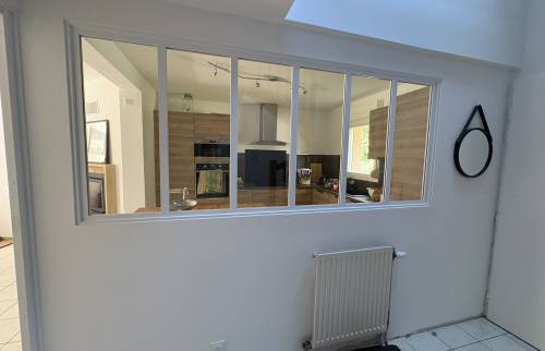 Couloir rénové avec verrière d’atelier installée par La Maison Des Travaux Bruz