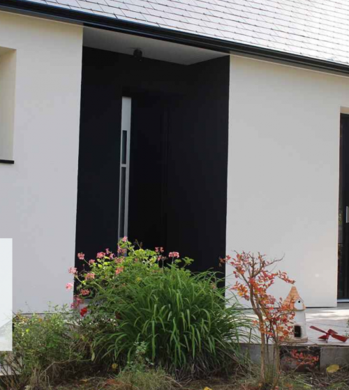 Façade modernisée à Villeneuve-sur-Lot avec entrée design, rénovée par La Maison Des Travaux, agence d’Agen.