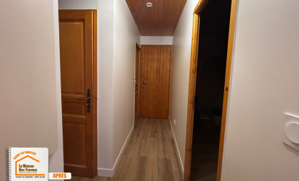 parquet stratifié chêne clair, spots LED encastrés, cuisine équipée moderne, isolation laine de roche, plaques de plâtre hydrofuges.