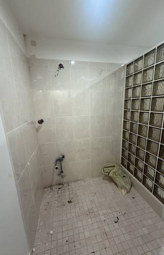 Rénovation d’une maison près de Couëron : rafraîchir les murs et moderniser la salle de bain entre deux locations 