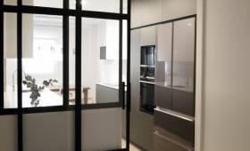 Cuisine avec porte type verrière à Orsay (91)