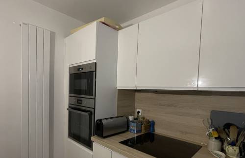 Mur repeint en blanc et la crédence