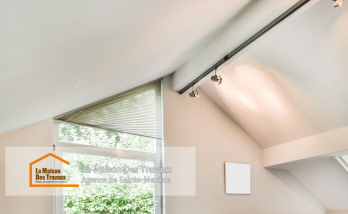 Une pièce lumineuse et spacieuse créée dans les combles, aménagée pour maximiser le confort et l'esthétique.