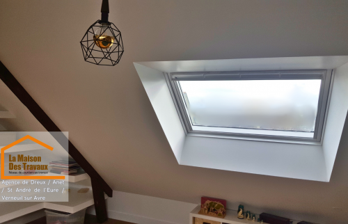 Fenêtre de toit et optimisation de l’espace sous pente – Apportez de la lumière naturelle à vos combles avec une fenêtre de toit moderne et isolante.